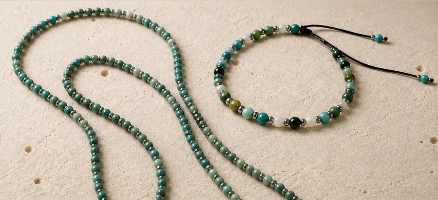 Collar y pulsera de piedras naturales sobre una superficie mineral