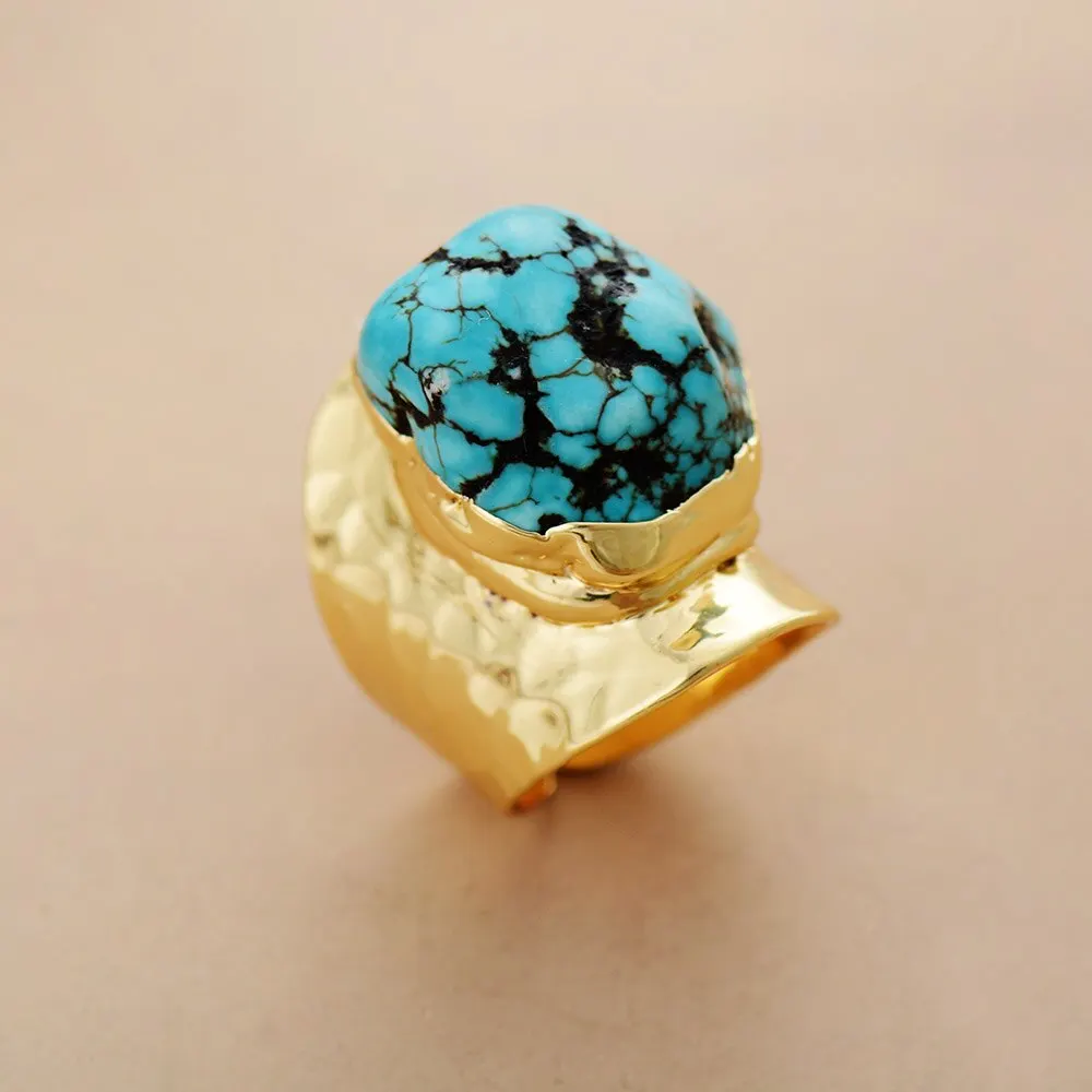 Anillo Dorado con Turquesa Grande